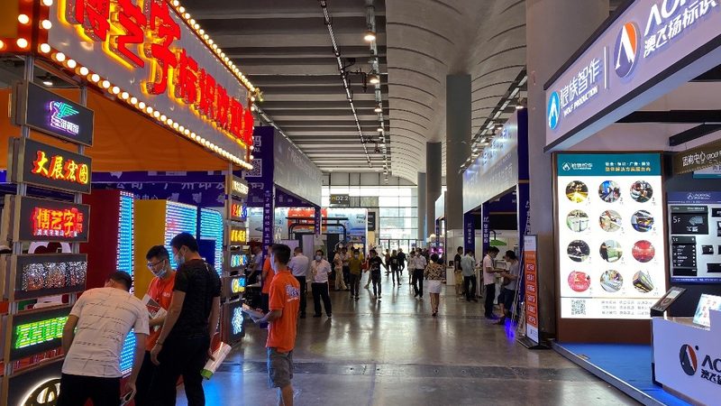 成都服装店写真喷绘背景墙定制：打造视觉冲击力的秘密武器
